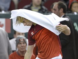 Kanadsk tenista Denis Shapovalov zpytuje svdom. Po nemyslnm trefen...