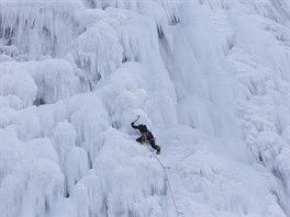 LEDOPÁD. Bosenský lezec Edin Zuhric zdolává zamrzlý vodopád Skakavac. Nachází...