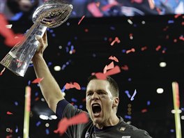 Tom Brady z New England Patriots s trofej pro vtze Super Bowlu.