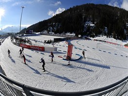 Biatlonist trnuj ped svtovm ampiontem v Hochfilzenu.