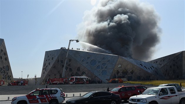 Budovu kuvajtsk opery zachvtily plameny.  (6.2. 2017)