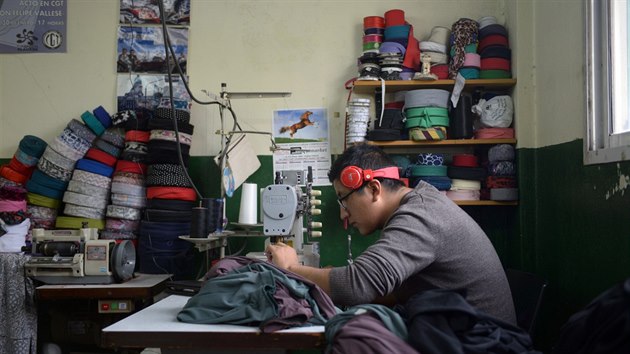 Bolvijsk imigrant pracuje v argentinsk tovrn. (7.7.2015)
