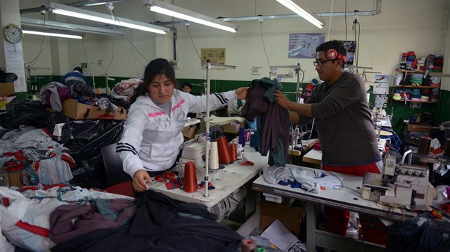 Imigranti z Bolvie pracuj v textilce v buenos Aires.. (7.7.2015)