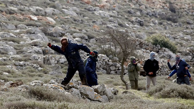 Izrael evakuuje idovskou osadu Amona na Zpadnm behu Jordnu, kter byla postavena nelegln na soukromch palestinskch pozemcch. (1. nora 2017)