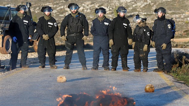 Izrael evakuuje idovskou osadu Amona na Zpadnm behu Jordnu, kter byla postavena nelegln na soukromch palestinskch pozemcch. (1. nora 2017)