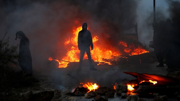 Izrael evakuuje idovskou osadu Amona na Zpadnm behu Jordnu, kter byla postavena nelegln na soukromch palestinskch pozemcch. (1. nora 2017)