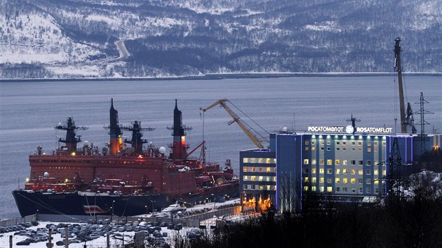 Ruské jaderné ledoborce Rossija a Jamal v přístavu Murmansk (22. prosince 2011)