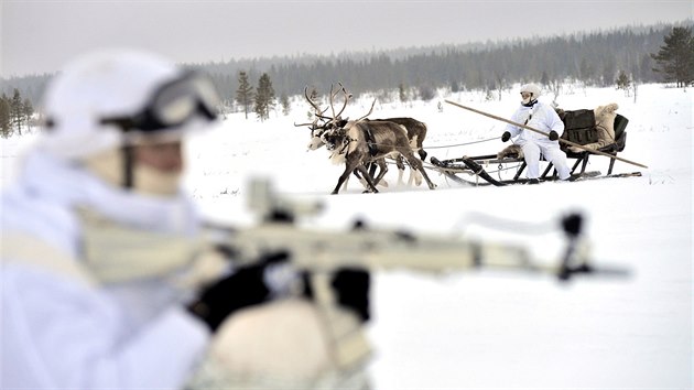 Cvičení příslušníků ruské arktické mechanizované pěchotní brigády Severního loďstva nedaleko Murmansku (27. ledna 2017)