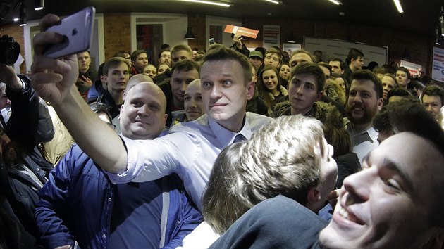 Rusk opozin pedk Alexej Navaln otevel v Petrohradu kancel svho volebnho tbu (4. )nora 2017)