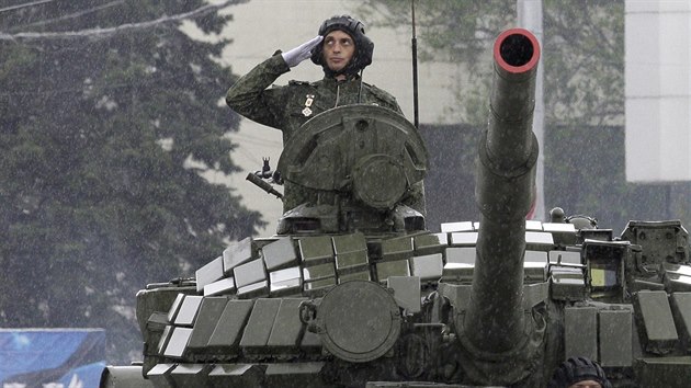 Separatistick velitel MIchail Givi Tolstych  na vojensk pehldce Doncku (9. kvtna 2015)