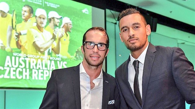 KMOI I SOUPEI. Radek tpnek a Nick Kyrgios ped daviscupovm zpasem Austrlieesko v Melbourne.