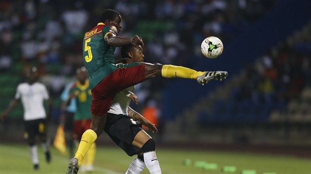 Michael Ngadeu-Ngadjui z Kamerunu v ostrm obrannm zkroku na Jordana Ayewa z ghany.