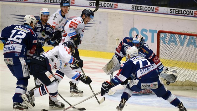 Radoslav Tybor z Vtkovic (tet zleva) pekonv branke Marka iliaka z Komety Brno.