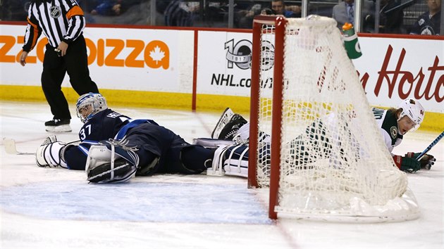 Ondej Pavelec v brance Winnipegu v utkn s Minnesotou.