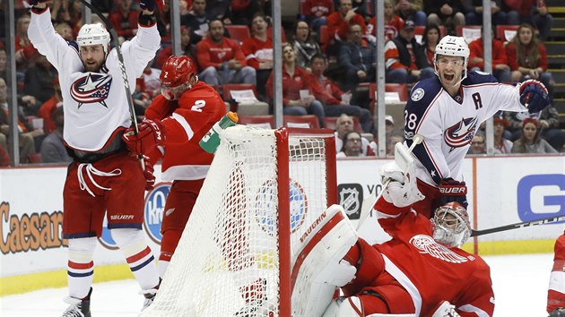 Brandon Dubinsky (vlevo) a Boone Jenner z Columbusu se raduj z branky. Pekonanm glmanem je Petr Mrzek z Detroitu.