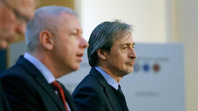 Ministr obrany Martin Stropnický (vpravo) a ministr vnitra Milan Chovanec