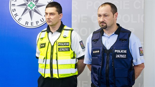 Nechráněná policie. Ve skladech leží tisíce prošlých neprůstřelných vest -  iDNES.cz