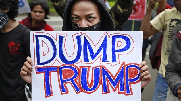 Od inaugurace se po cel�ch Spojen�ch st�tech ka�d� den odehr�vaj� des�tky protest�. Do ulic proud� odp�rci i zast�nci Donalda Trumpa.