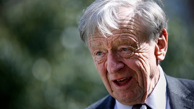 Lord Dubs je jednm z takzvanch Wintonovch dt. Podporuje pijmn a pomoc uprchlkm.