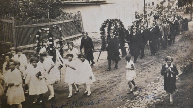 Věřící nesou Juliáninu sochu v průvodu během církevní pouti. Fotografie pochází zřejmě z roku 1930.
