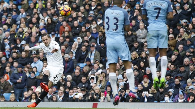 Islanan Gylfi Sigurdsson ze Swansea krout m z pmho kopu smrem k brn Manchesteru City.