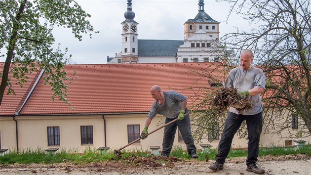 O zeleň, která je součástí národní kulturní památky Zámek Pardubice pečují i vězni.