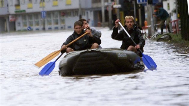 Velk voda zaplavila v srpnu 2002 esk Budjovice. Na snmku je Prask tda.