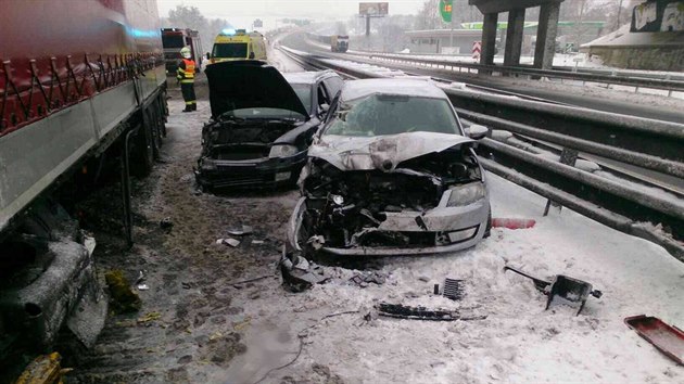 Srka kamionu se dvma osobnmi auty zablokovala dlnici D46 u Vykova smrem na Olomouc. Dva mui utrpli lehk zrann hrudnku.