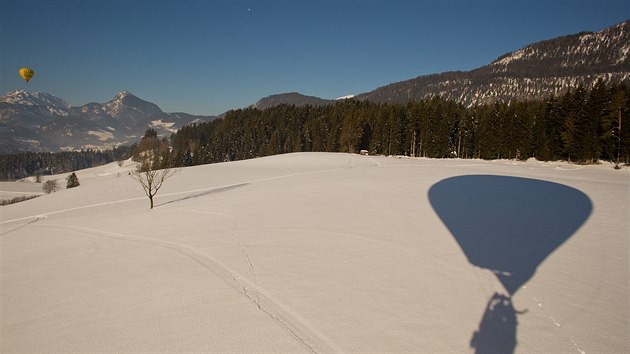 Posdky balon trvily nad alpskmi vrcholy od dvou do ty hodin denn. Kolik kilometr urazily, zleelo na vtru.