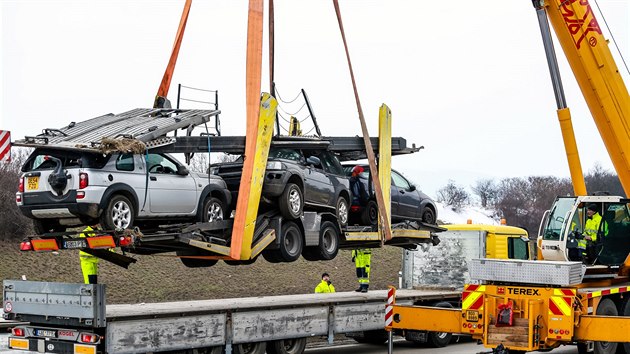 Dlnici D1 ve smru na Brno blokovala na 175. kilometru havrie kamionu. Pevel osobn auta, kter se pi nehod vysypala na dlnici. Odstrann nsledk trvalo piblin pt hodin. (9.2.2017)