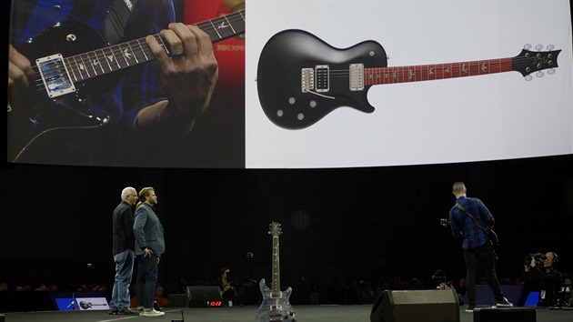 Kytarista Mark Tremonti (vpravo) zkou zcela novou kytaru upravenou na mru v programu SolidWorks (nvrh nahoe na pltn).