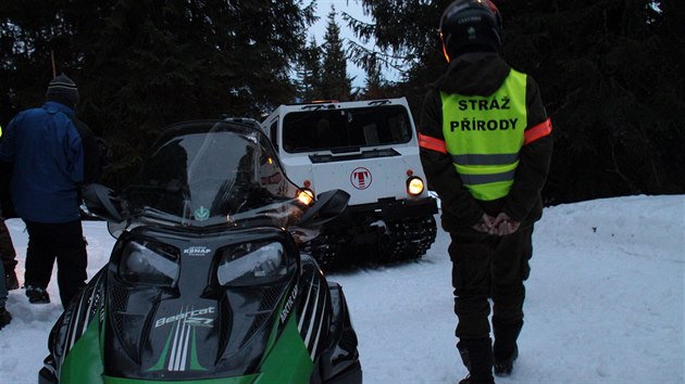 Kontrola rolba�e-taxik��e nad Pec� pod Sn�kou. Dostal pokutu dva tis�ce korun za to, �e u sebe nem�l povolen� k vjezdu do KRNAP.