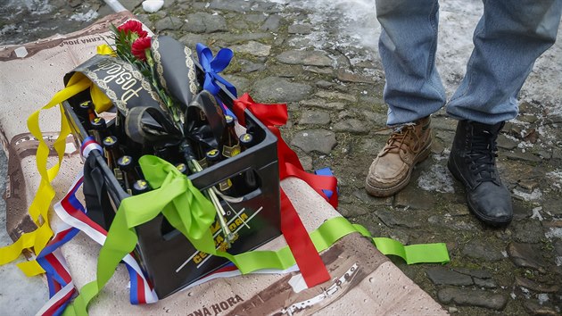 Leetnsk faank v centru Zlna letos pojali v punkovm stylu. Msto basy-hudebnho nstroje  pochovali basu pivn