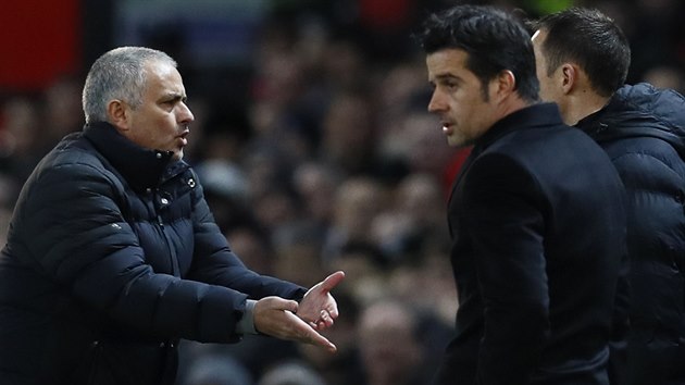 Jos Mourinho (vlevo), trenr fotbalist Manchesteru United, bhem ligovho utkn s Hullem diskutuje se tvrtm rozhodm.