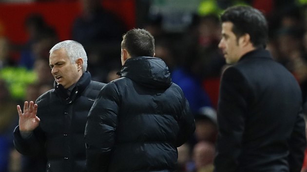 Jos Mourinho (vlevo), trenr fotbalist Manchesteru United, se dohaduje se tvrtm rozhodm bhem ligovho utkn s Hullem.