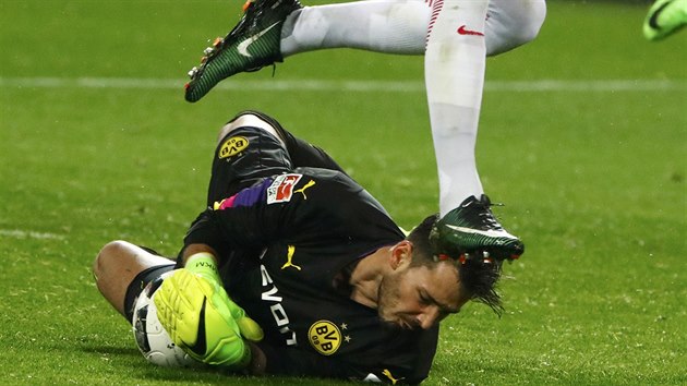 Brank Roman Brki z Dortmundu zasahuje ped protivnkem z RB Lipsko.