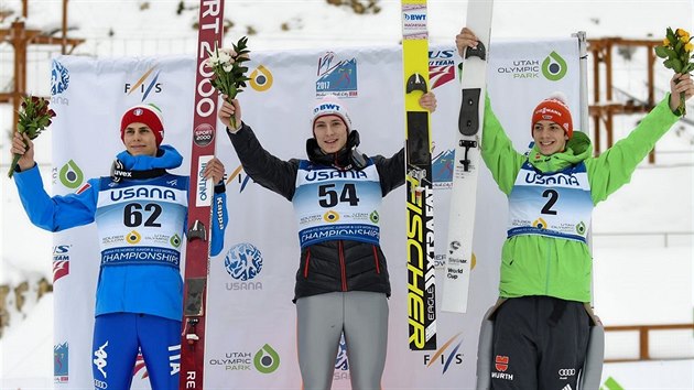 Novoměstský skokan na lyžích Viktor Polášek (uprostřed) se raduje z titulu juniorského mistra světa. Druhého Itala Alexe Insama (vlevo) porazil na středním můstku o 2,6 bodu, bronz získal Němec Constantin Schmid.