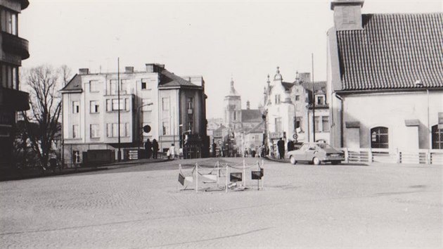 Toto je „praotec“ kruhových objezdů na Vysočině, u svaté Kateřiny v Havlíčkově Brodě. Černobílý snímek ukazuje, jak vypadal ve svých počátcích v letech 1975 či 1976. Dnešní podobu má od první poloviny 80. let.