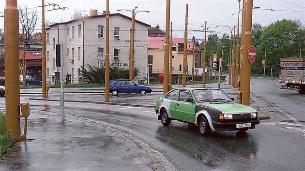 Kiovatka Okrun a Havlkovy ulice v Jihlav mvala kvli trolejovm sloupm pezdvku elezn les. kruhov objezd j nahradil v lt roku 2005.