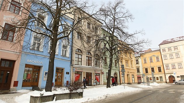 V domě s béžovou fasádou dříve fungovala vyhlášená jihlavská Passage. Místo vinárny a klubu je dnes na jihlavském Masarykově náměstí banka.