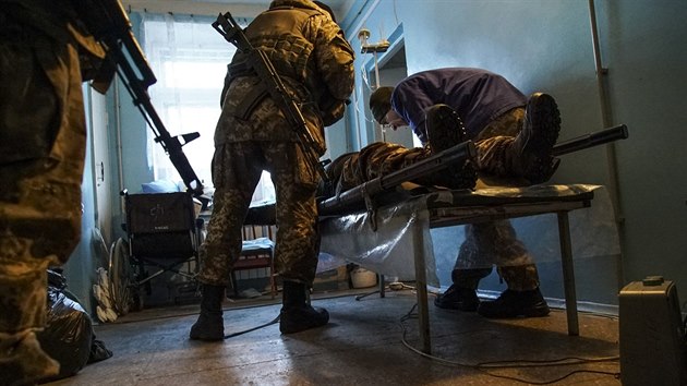 Zrann ukrajinsk vojk v nemocnici v Avdijivce - severnho pedmst Doncku, kde v souasnosti eskaluj boje mezi proruskmi separatisty a ukrajinskou armdou. Tamn sdlit jsou odznut od elektiny a tepla.