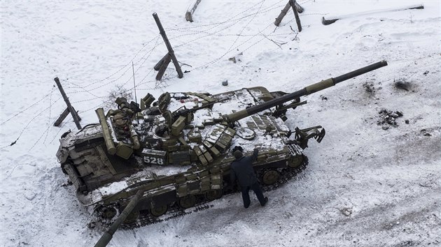 Ukrajinská armáda u Avdijivky - severního předměstí Doněcku, kde v současnosti eskalují boje mezi proruskými separatisty a ukrajinskou armádou. Tamní sídliště jsou odříznutá od elektřiny a tepla.