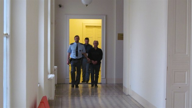 Eskorta přivádí k soudu Slováka Dušana Kubičku, který se v pražské Michli pokusil zabít svou partnerku.