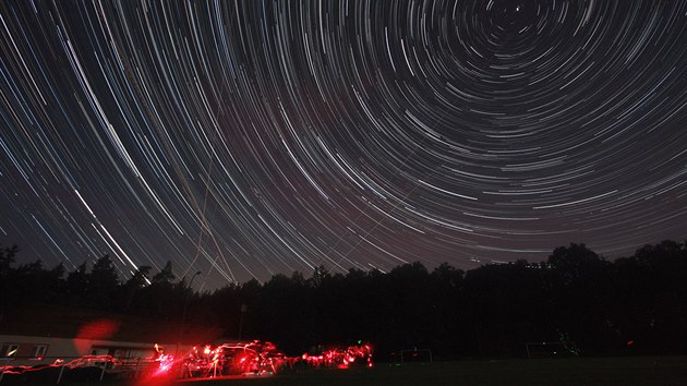 Pozorovn vesmru v jedn z eskch oblast tmav oblohy. Rotace Zem zpsobuje protaen stop hvzd na fotografii s dlouhou expozic do oblouk. erven osvtlen pouvaj hvzdi proto, e nezpsobuje oslnn.