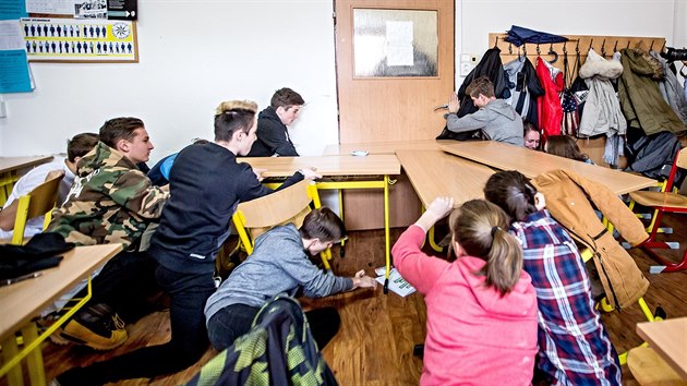 Na českobudějovické Střední škole informatiky a právních studií si studenti vyzkoušeli, jak maximalizovat své šance na přežití, když do školy vtrhne útočník (2. února 2017)