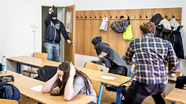 Na českobudějovické Střední škole informatiky a právních studií si studenti vyzkoušeli, jak maximalizovat své šance na přežití, když do školy vtrhne útočník (2. února 2017)