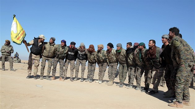 Demokratick sly Srie (SDF) sdruuj mstn skupiny bojujc proti IS a vznikly v roce 2015 na popud USA. Na fotce jsou bojovnci SDF severn od msta Rakka (3. nora 2017)