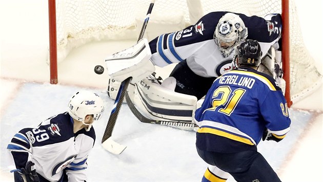 Glman Winnipegu Ondej Pavelec se sna vytlait puk z branky v utkn proti St. Louis.