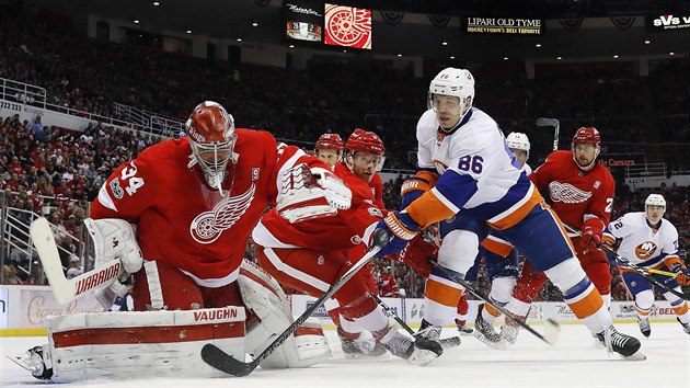 Brank Detroitu Petr Mrzek el snaze Nikolaje Kuljomina z New York Islanders.