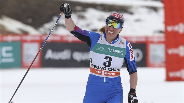 Polsk bkyn na lych Justyna Kowalczykov slav vtzstv ve skiatlonu v Pchjongchangu.